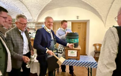 Karpfentrunk 2025: Hösl-Bräu präsentiert das Festbier der Erlebniswochen Fisch